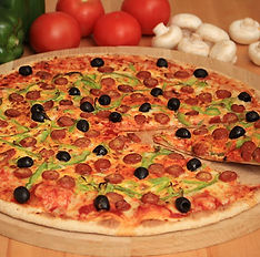 Pizza délicieuse : saucisse, olives, poivrons