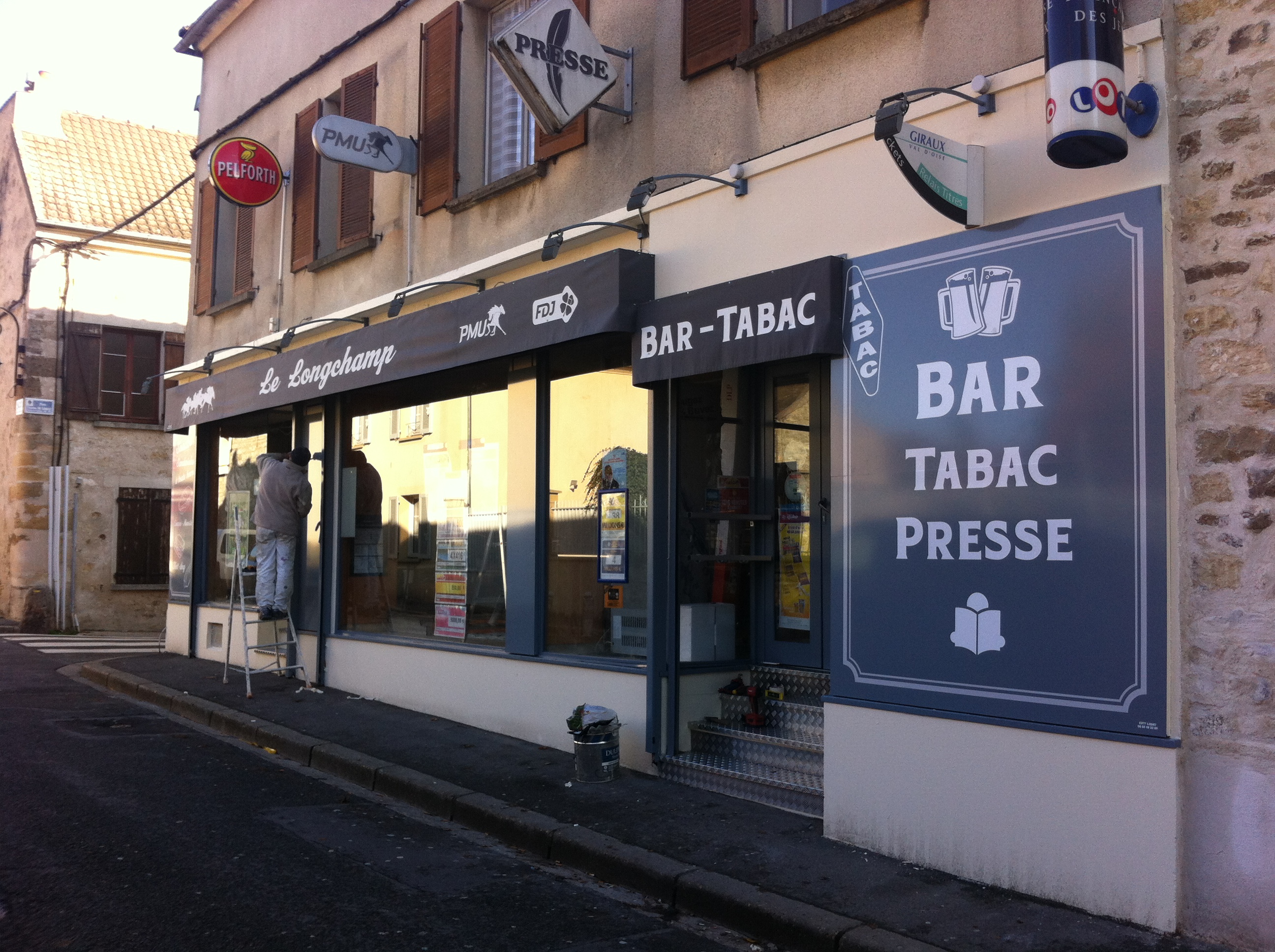 Panneau avec décor adhésif