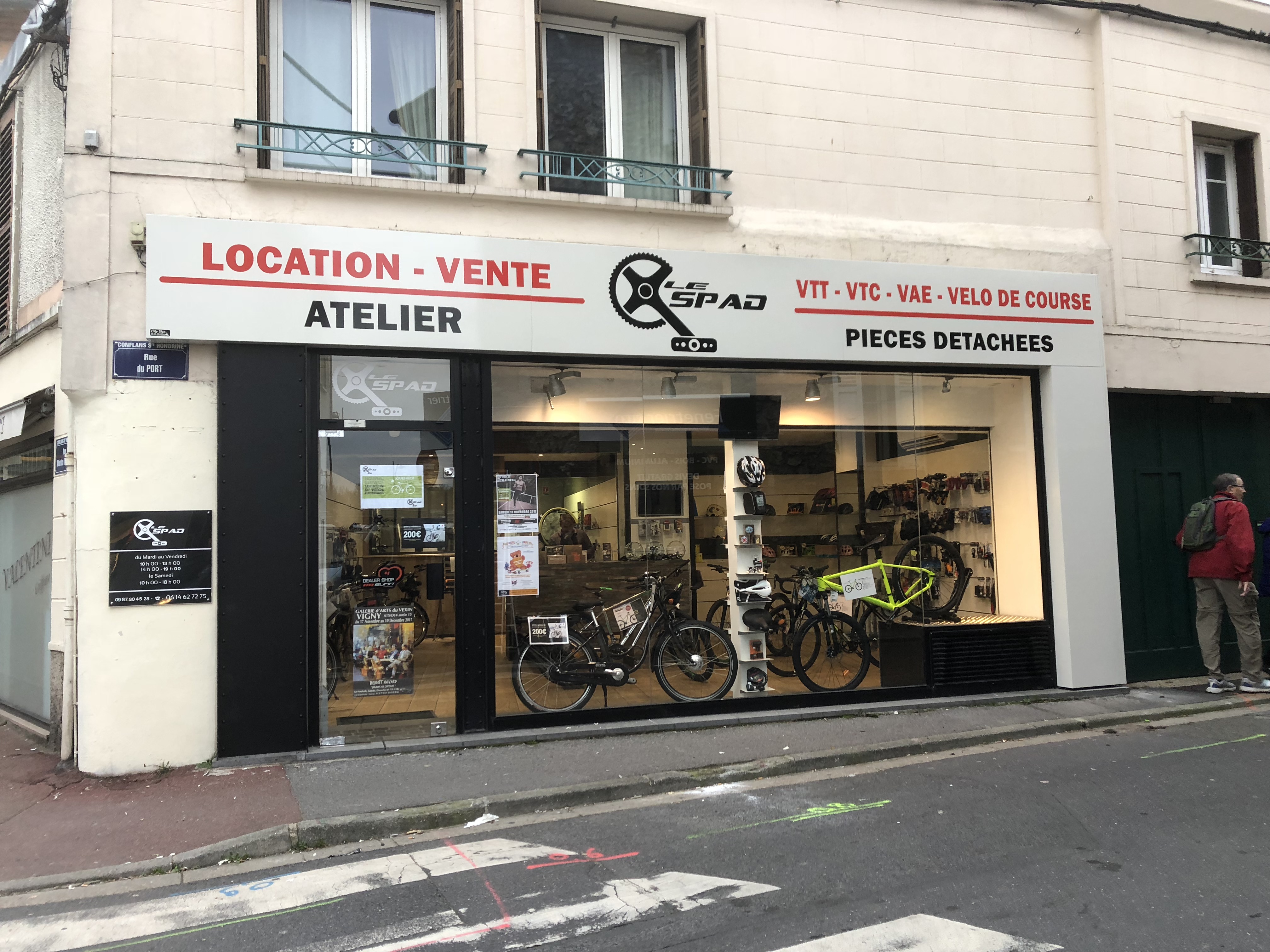 Enseigne avec décor adhésif