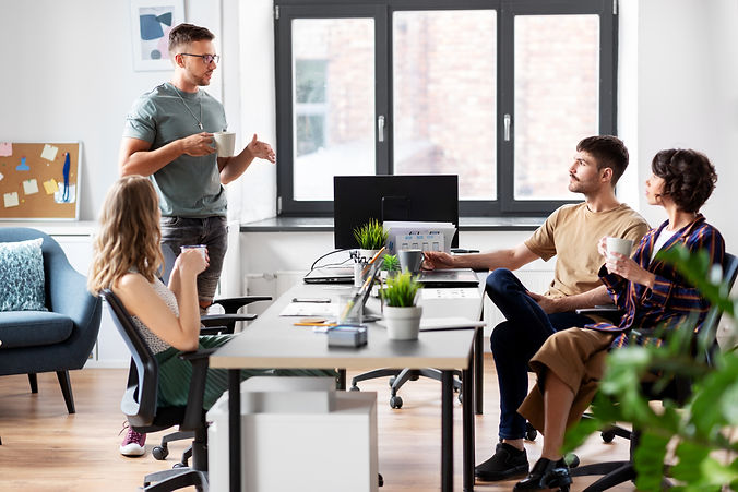 team-startuppers-drinking-coffee-office copie.jpg