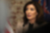 Governadora de Nova York proíbe polícia local de ajudar ICE