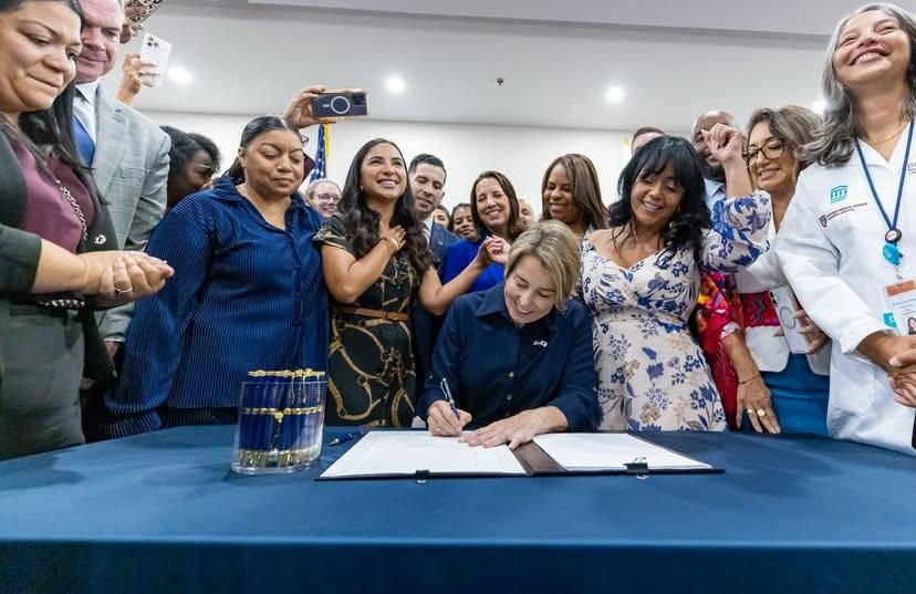 Governadora assina THE PROTECT Act ao lado de defensores de imigrantes