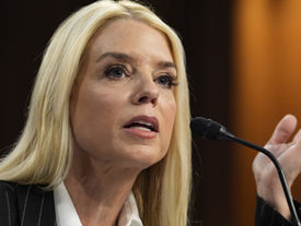 Trump demite Pam Bondi após crise na condução de caso Epstein