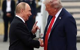 Putin e Trump em encontro no ano passado quando discutiram guerra contra a Ucrânia