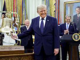 Trump durante a cerimônia simbólica da abertura da Bolsa de Valores de Nova York na segunda-feira