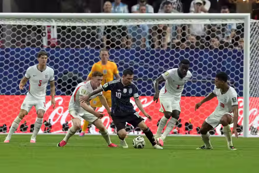 Inglaterra marcou primeiro gol e decidiu jogar recuada, mas não segurou o time argentino