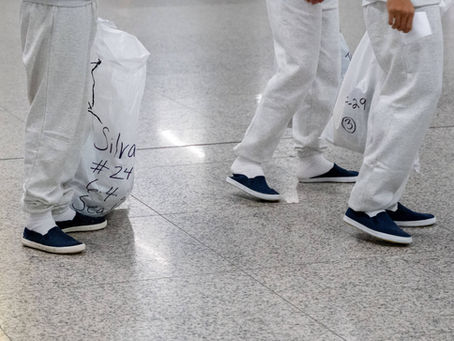 Brasileiros usavam roupas de presidiários e chegaram ao Brasil sem documentos