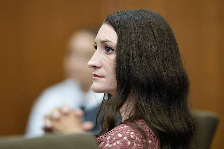Mulher que matou três filhos volta ao tribunal e defesa tenta impedir novo julgamento