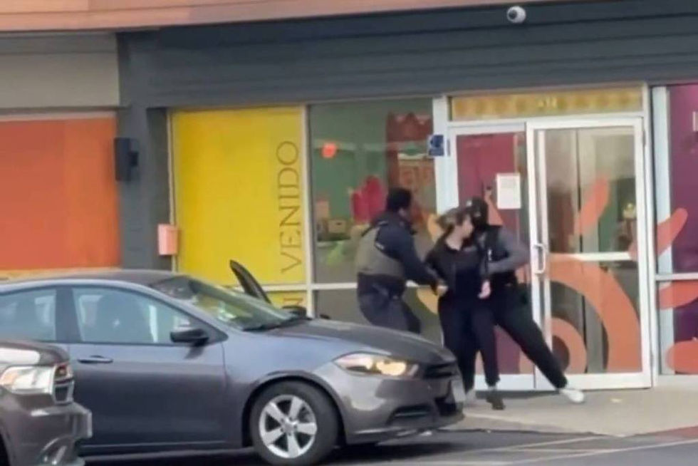 Agentes do ICE invadem creche e centro de idosos em Chicago