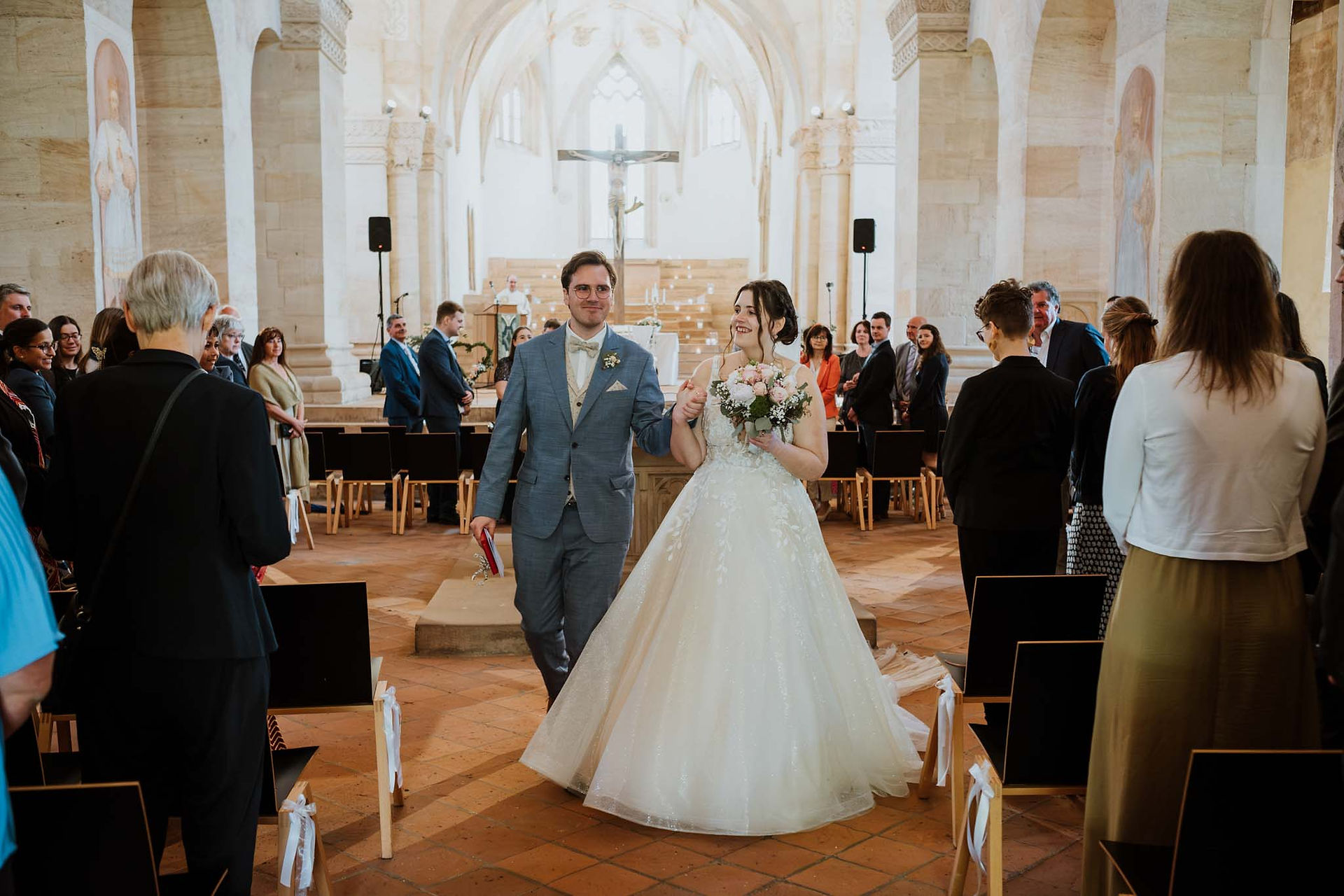 Emotionale Szene nach der Trauung im Kloster Lorch, fotografiert vom Hochzeitsfotografen