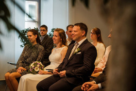 Brautpaar bei ihrer Standesamtlichen Trauung im Rathaus Ulm. Hochzeiten in Ulm, Hochzeitsfotograf.