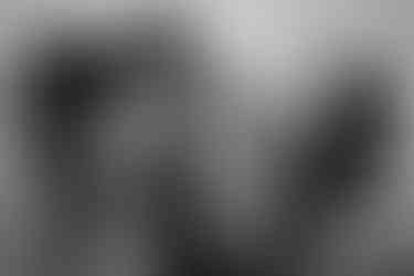 Paarshooting mit Hochzeitsfotograf im historischen Innenhof des Klosters