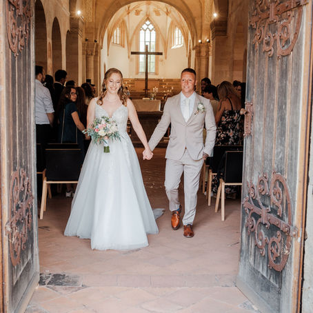 Hochzeit Kloster Lorch – Paar vor der Klosterkirche in authentischer, ruhiger Atmosphäre im Ostalbkreis.