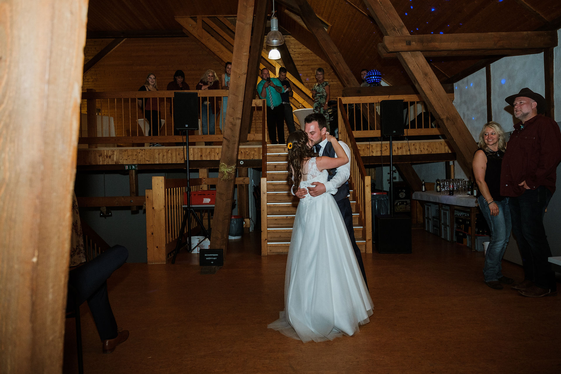 Tanzfläche in der Scheune – Hochzeitsfotograf Aalen begleitet den Abend