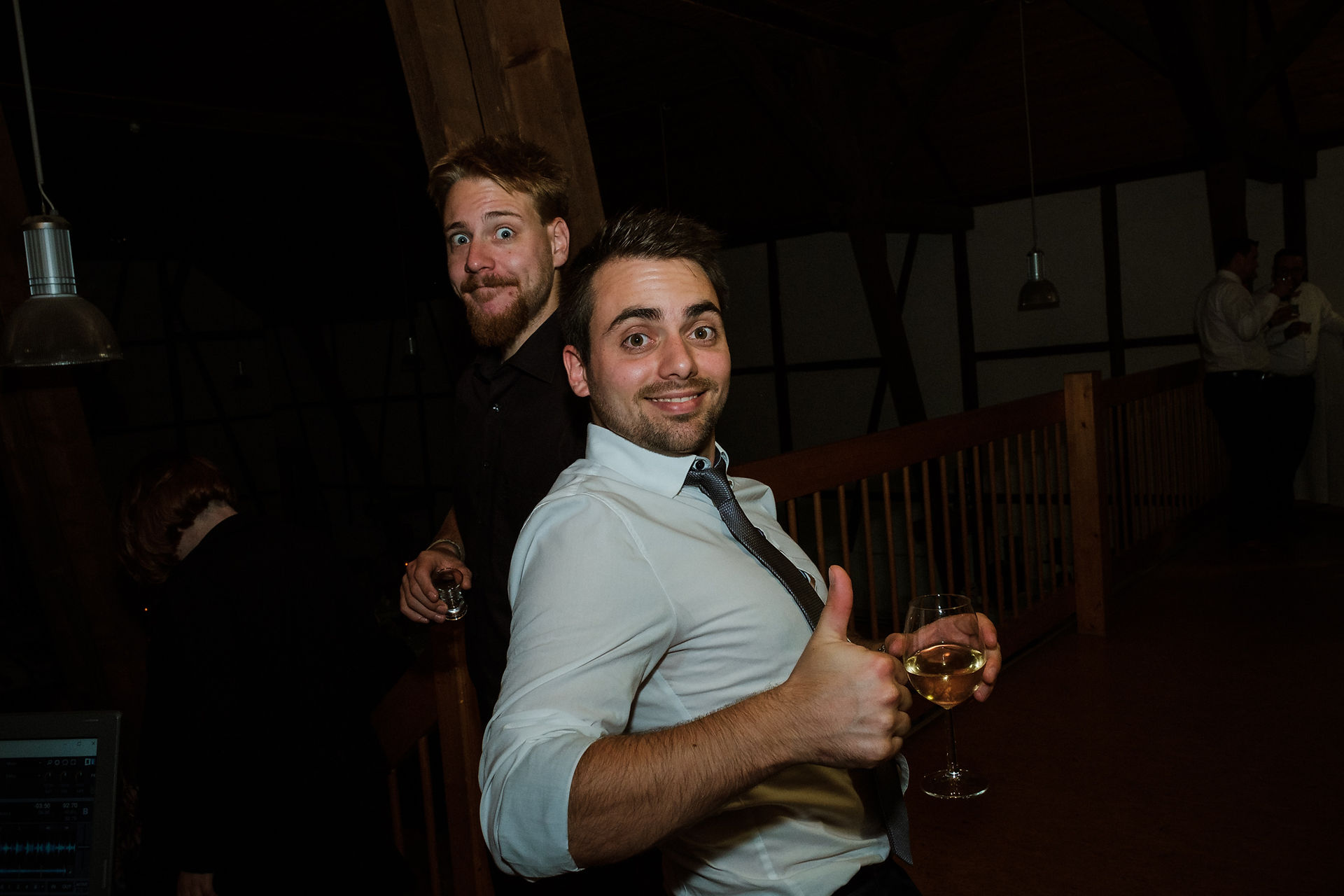„Gäste feiern Hochzeit in der Scheune in Essingen