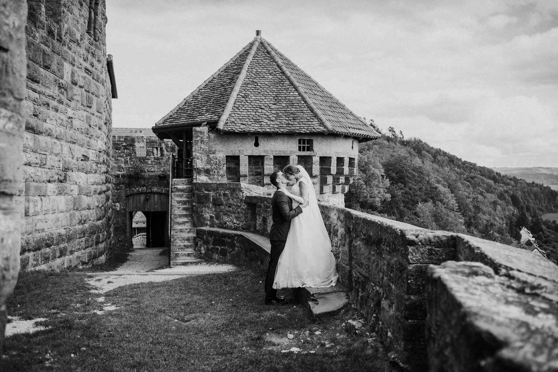 Brautpaarshooting bei einer Hochzeit auf der Burg Hohenrechberg, Hochzeitsfotograf Goeppingen, Schwaebisch Gmuend, Schorndorf.