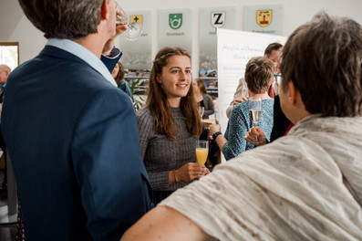 Gratulationen und Umarmungen nach der Eheschließung in Remshalden