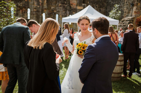 Braut und Bräutigam bei ihrer Hochzeit auf der Burg Hohenrechberg. Hochzeitsfotograf, Goeppingen, Schorndorf.