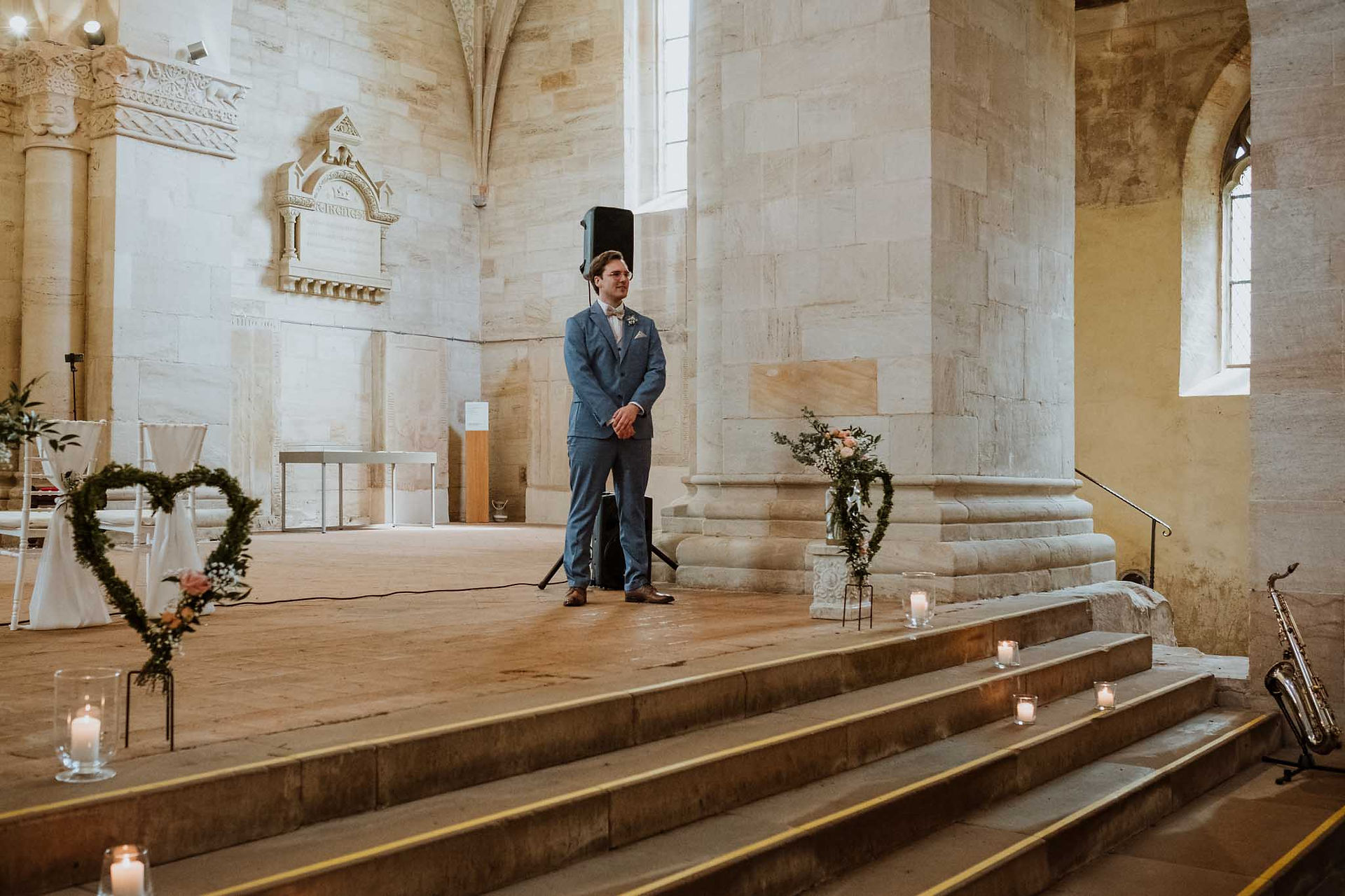 Hochzeitsfotograf begleitet Brautpaar nach der Trauung im Kloster Lorch