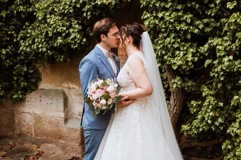 Frisch verheiratet im Kloster Lorch – fotografiert von einem lokalen Hochzeitsfotografen