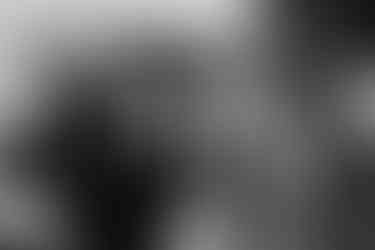 Paarshooting mit Hochzeitsfotograf im historischen Innenhof des Klosters