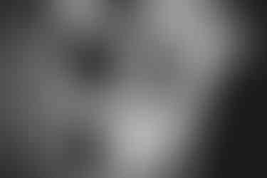 Braut beim Getting Ready in der Scheunenwirtin Bartholomä – Winterhochzeit im Ostalbkreis