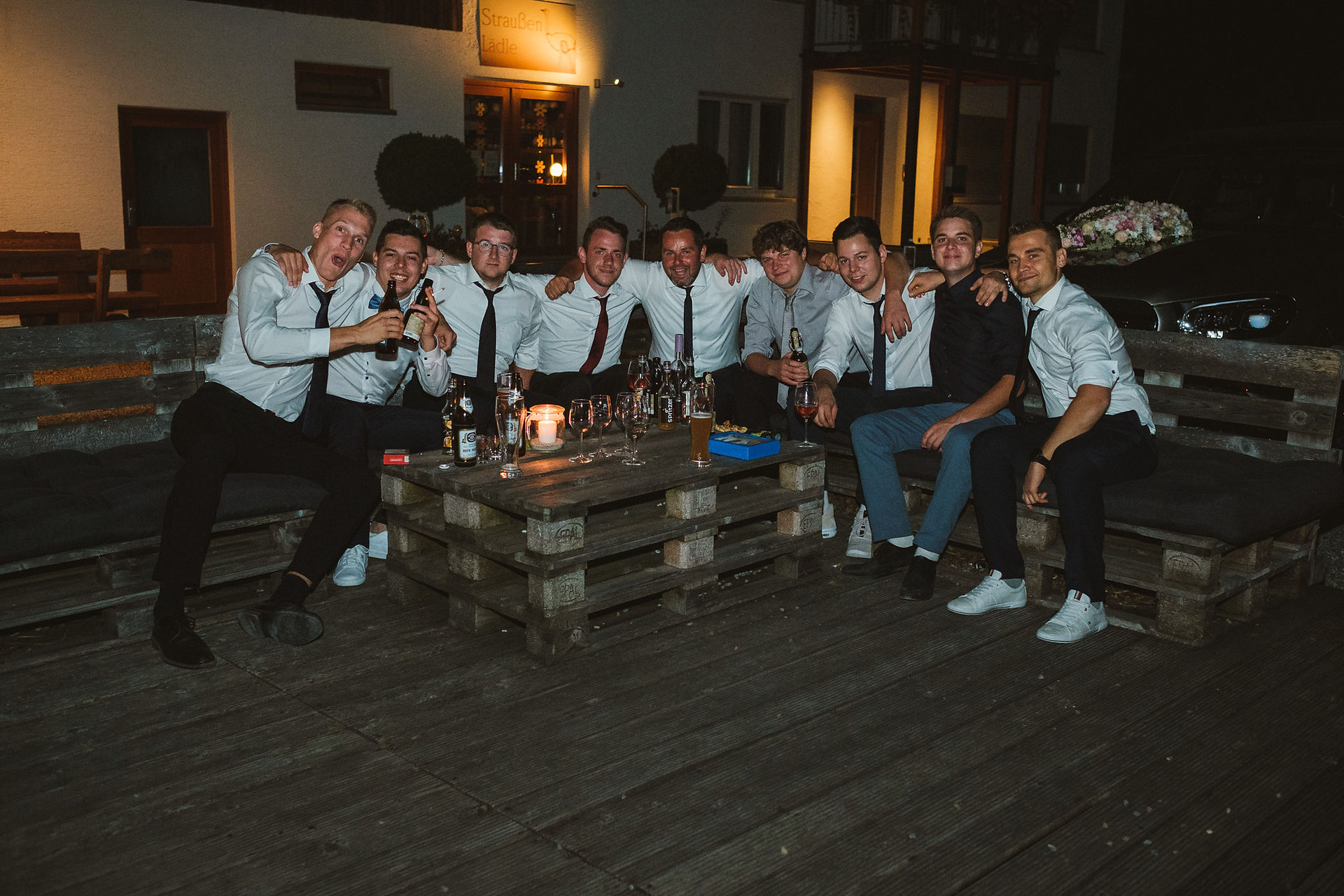 Gäste beim Lachen und Feiern auf der Straußenfarm Böhmenkirch