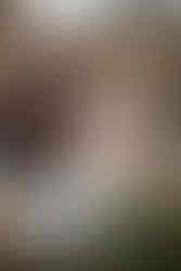 Hochzeitspaar schneidet Hochzeitstorte auf Burg Hohenrechberg