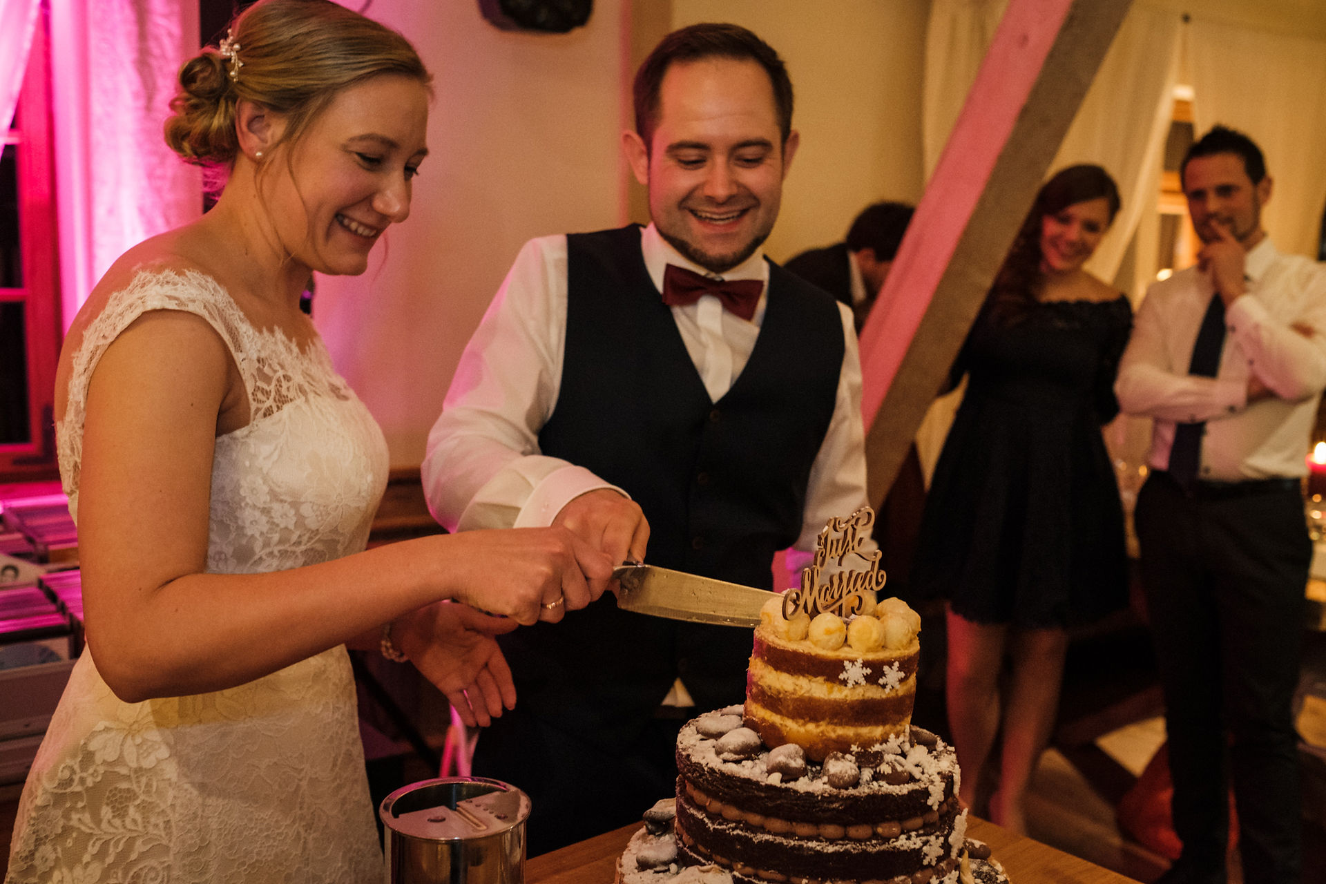 Gäste stoßen an – natürliche Hochzeitsreportage im Ostalbkreis