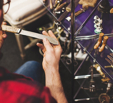 Hombre en la tienda de ahorro