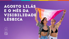 Banner com fundo lilás e foto de duas mulheres lésbicas segurando a bandeira do orgulho lésbico com o título agosto lilás e o mês da visibilidade lésbica.