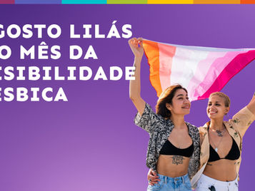Banner com fundo lilás e foto de duas mulheres lésbicas segurando a bandeira do orgulho lésbico com o título agosto lilás e o mês da visibilidade lésbica.