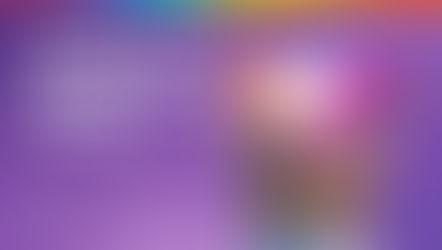 Banner com fundo lilás e foto de duas mulheres lésbicas segurando a bandeira do orgulho lésbico com o título agosto lilás e o mês da visibilidade lésbica.