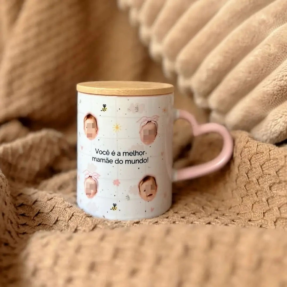 Uma caneca de porcelana com alça de coração rosa e tampa de bambu  personalizada com fotos e dizeres especiais para Dia das Mães