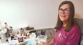 Christina Persönlich beim gießen_edited_edited.jpg