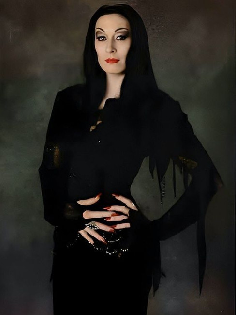 Une femme en robe noire