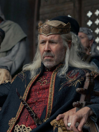 Un homme avec un couronne