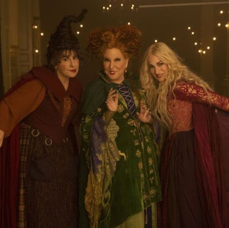 Trois femmes en costumes de sorcière