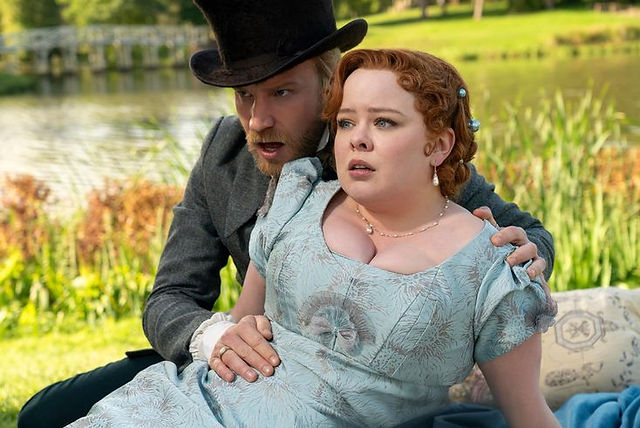 Bridgerton saison 3 - Pénélope dans une robe, avec un homme, dehors
