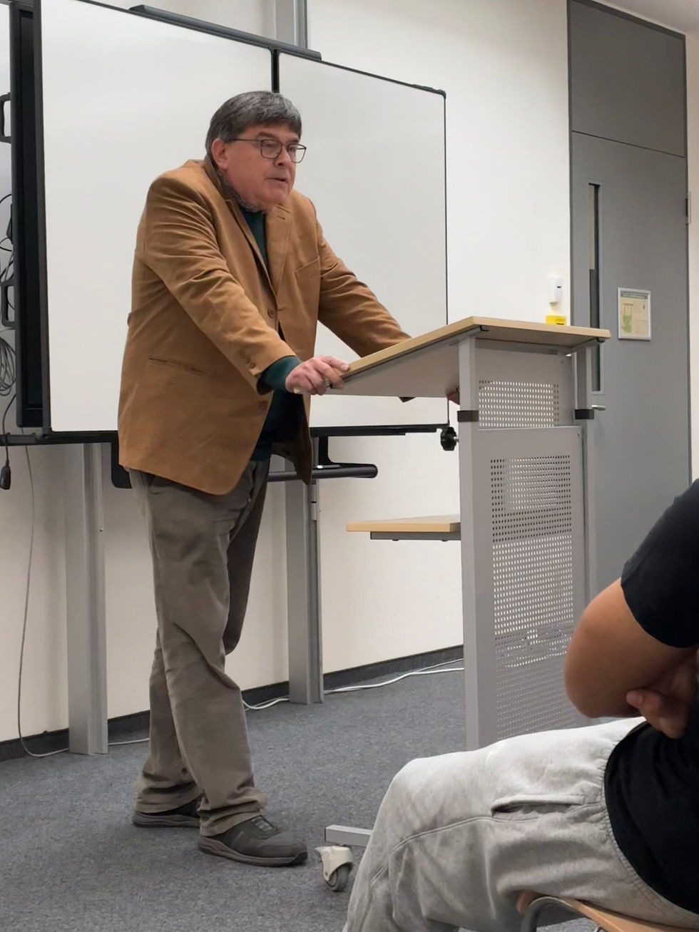 Der Politikwissenschaftler Peter Bauch hält eine Rede