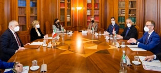 Il capo della Polizia Lamberto Giannini e il capo della Polizia del Canton Ticino Matteo Cocchi hanno firmato ieri, alla presenza del Presidente del Consiglio Cantonale, un'intesa tecnica che disciplina la gestione di informazioni tra i due Paesi competenti al rilascio delle autorizzazioni per lo svolgimento dell'attività lavorativa nel settore della vigilanza privata.