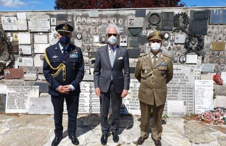 VIENNA - Ambasciatore italiano a Vienna, Sergio Barbanti, insieme all'Addetto alla Difesa, Colonnello Contristano e all'Addetto Militare, Colonnello Malizia, ha partecipato ieri, 16 maggio, all'annuale commemorazione della liberazione del Campo di Mauthausen, svoltasi in formato ristretto a causa della pandemia da Covid-19.
