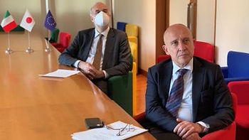 TOKYO - Scambio di esperienze e buone prassi al centro del webinar organizzato oggi dall’Ambasciata d’Italia a Tokyo per fare il punto, con il prezioso contributo di esperti del settore italiani e giapponesi, sugli sforzi profusi dai due Paesi nello sviluppo di tecnologie dedicate allo stoccaggio elettrochimico di energia, ed in particolare di batterie innovative. È il terzo appuntamento, dopo quelli dedicati a idrogeno e fotovoltaico, sul tema della decarbonizzazione.
