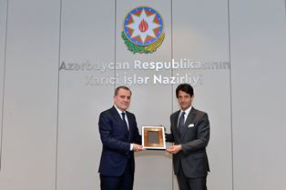 BAKU - L’Ambasciatore Augusto Massari è stato ricevuto nei giorni scorsi dal Ministro degli Affari Esteri dell’Azerbaigian, Ceyhun Bayramov, per una visita di commiato in occasione del termine del suo mandato istituzionale a Baku, cominciato nell’agosto 2017.