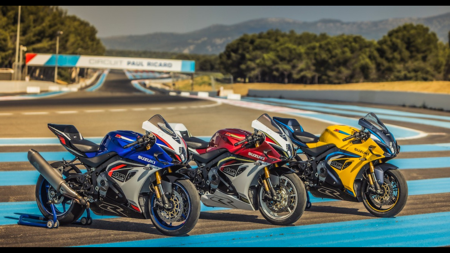 Trois motos Suzuki GSX-R1000R édition 40e anniversaire en bleu, rouge et jaune sur le circuit Paul Ricard au Castellet