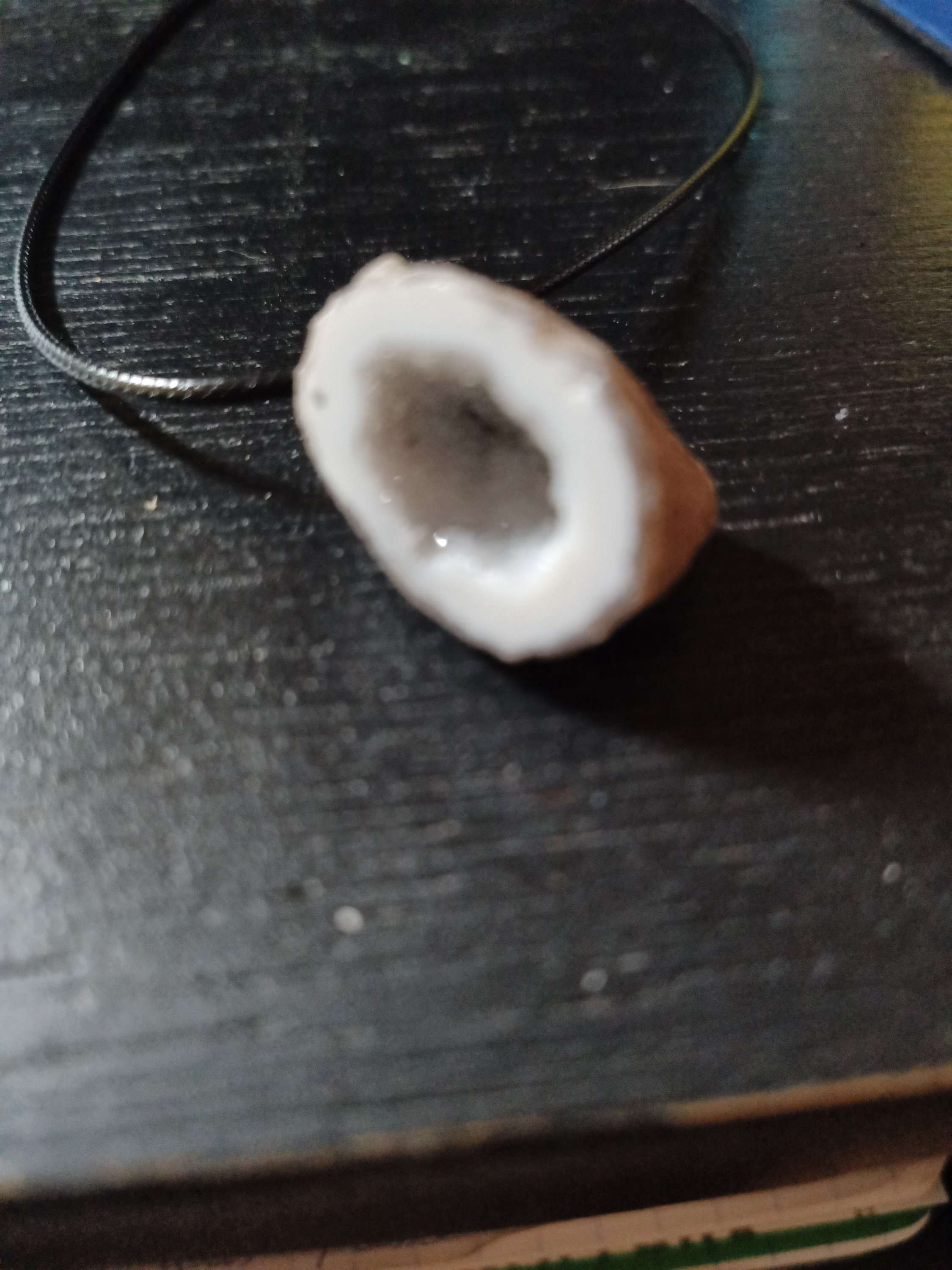 Pendentif en agate cristallisée