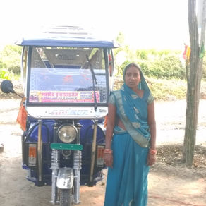 कर्मठ परिवार को सोशल मोबिलाइजर ने दी बधाई!...मजदूर से ई-रिक्शा के मालिक बने सुब्बा राम,पत्नी सीमा दे