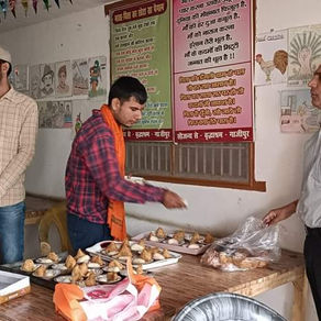 दीपावली के अवसर पर!...वरिष्ठ समाजसेवी विजय प्रकाश दूबे के आर्थिक सहयोग से वृद्धा आश्रम में बाटी गई म