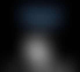 Carátula de un libro en fondo oscuro y letras en azul marino. Allí aparece un hombre afroamericano de cerca de cuarenta años tocando en saxofón en actitud de concentración