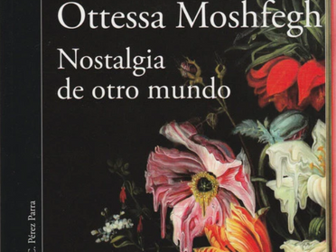Carátula de la novela Nostalgia de otro mundo, en la aparecen sobre un fondo oscuro un conjunto de flores de diverso colores y que parecen marchitas. En lo que es una pintura del artista filipino Olan Ventura